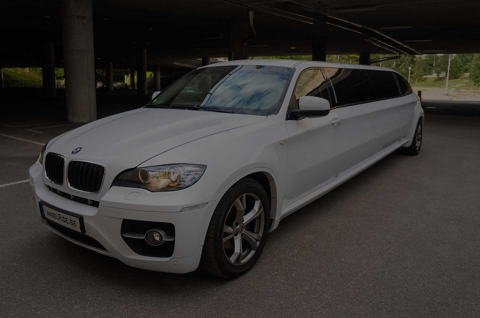 White limousine that can be reserved for limousine rental, used for personal transportation, wedding transportation, prom limo, event transportation, or any special occasion